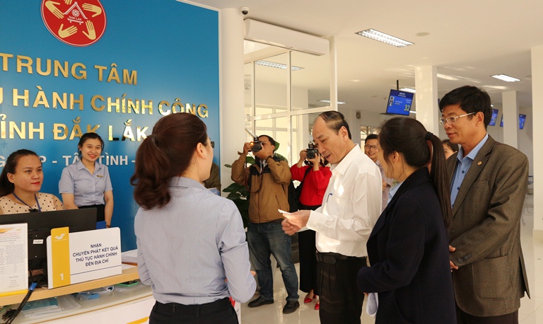 Phê duyệt Đề án triển khai thí điểm thực hiện cơ chế giao doanh nghiệp cung ứng dịch vụ bưu chính công ích đảm nhận một số công việc trong quá trình hướng dẫn, tiếp nhận, số hóa hồ sơ, trả kết quả giải quyết thủ tục hành chính trên địa bàn tỉnh Đắk Lắk